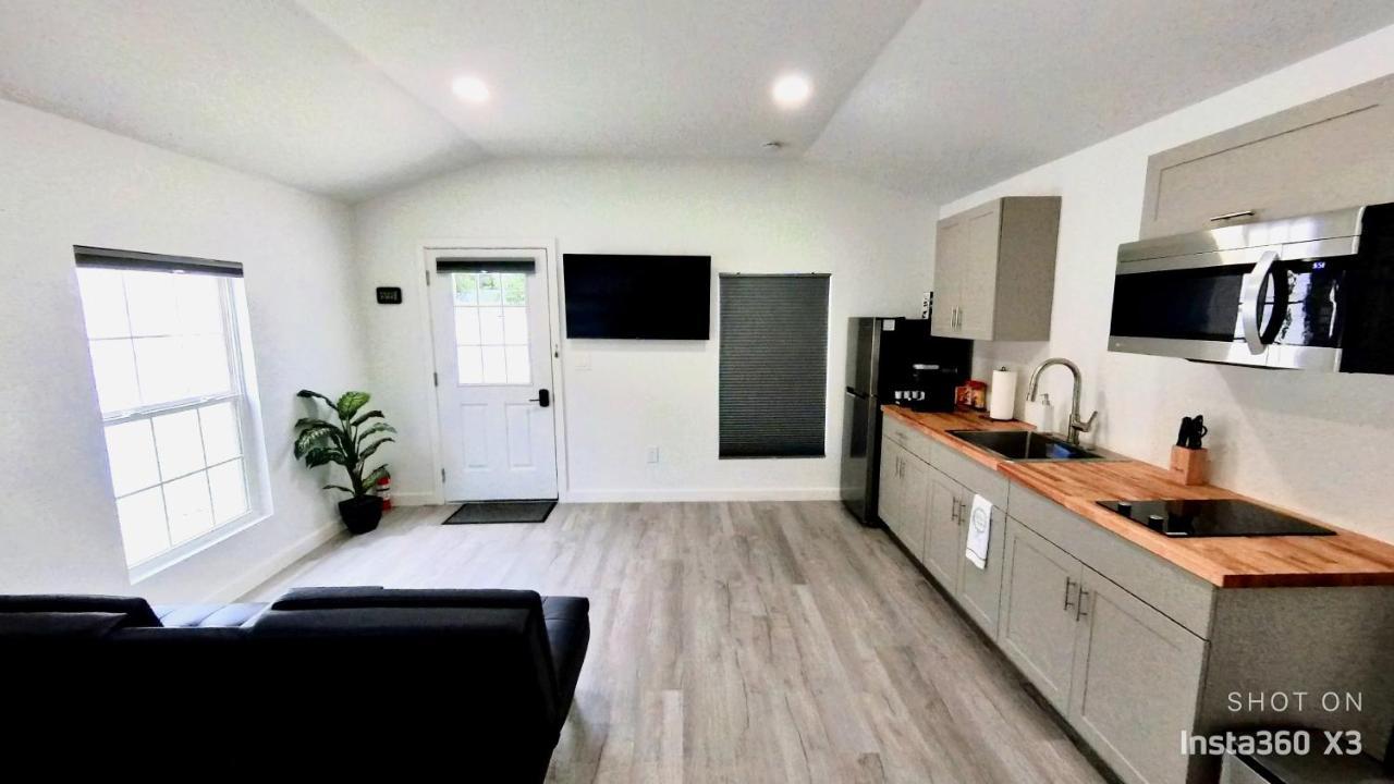 All Modern Studio With Private Entry & Parking. Brandon Exterior foto