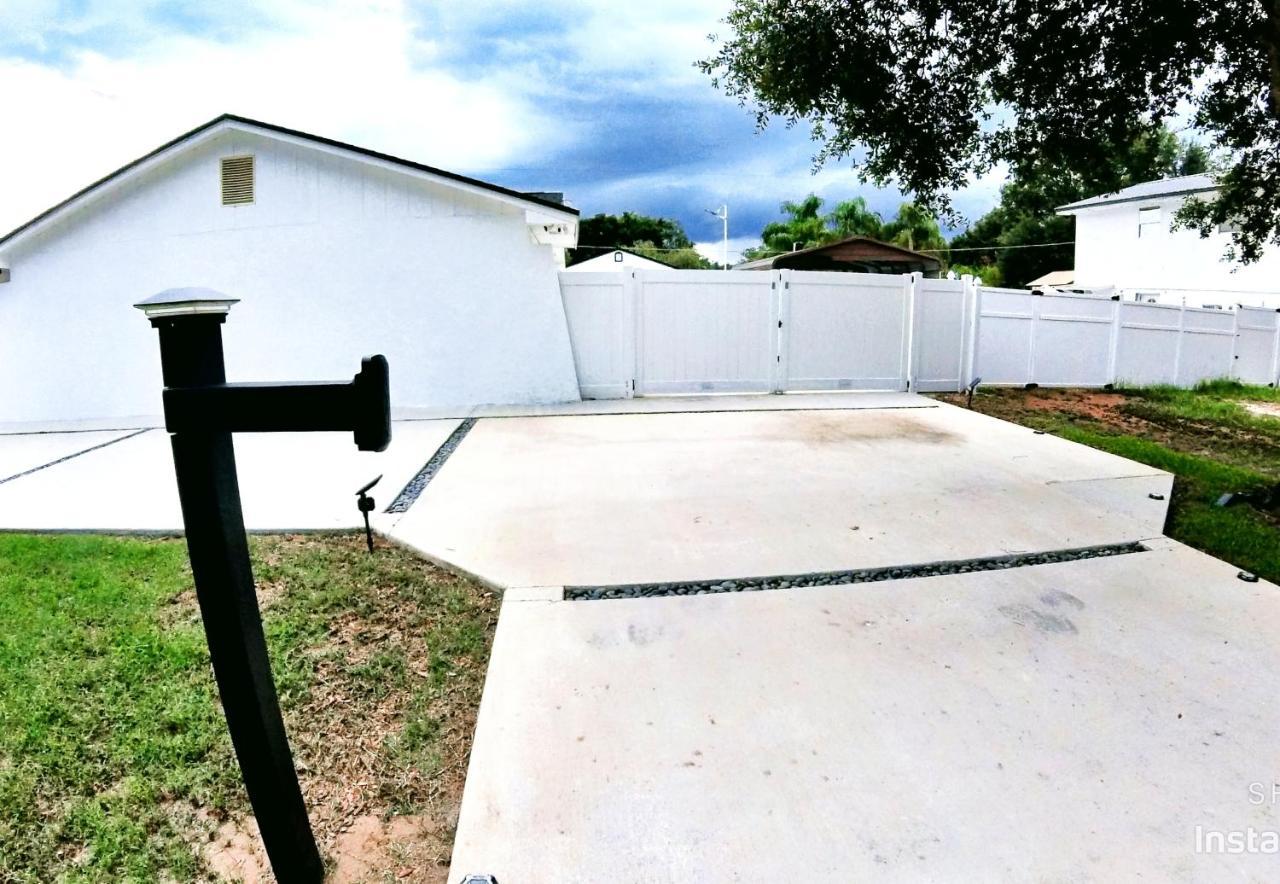All Modern Studio With Private Entry & Parking. Brandon Exterior foto