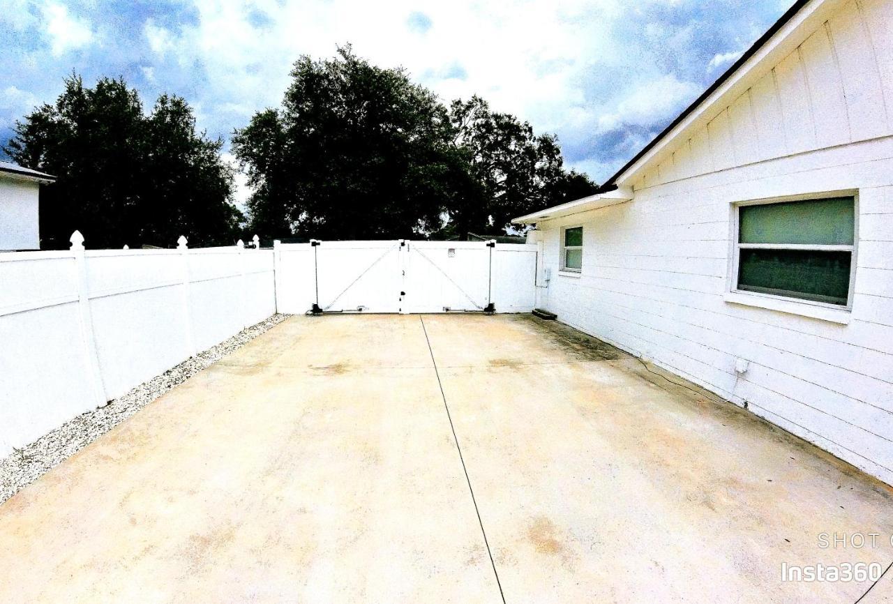 All Modern Studio With Private Entry & Parking. Brandon Exterior foto